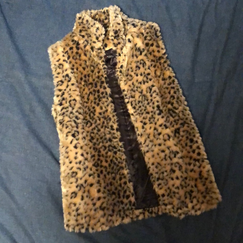 Fluffy leopard vest